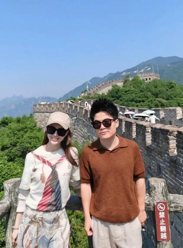 访友图 董宇辉成功追星周杰伦晒合照陪伴昆凌和孩子们爬长城- 掌宁娱乐网